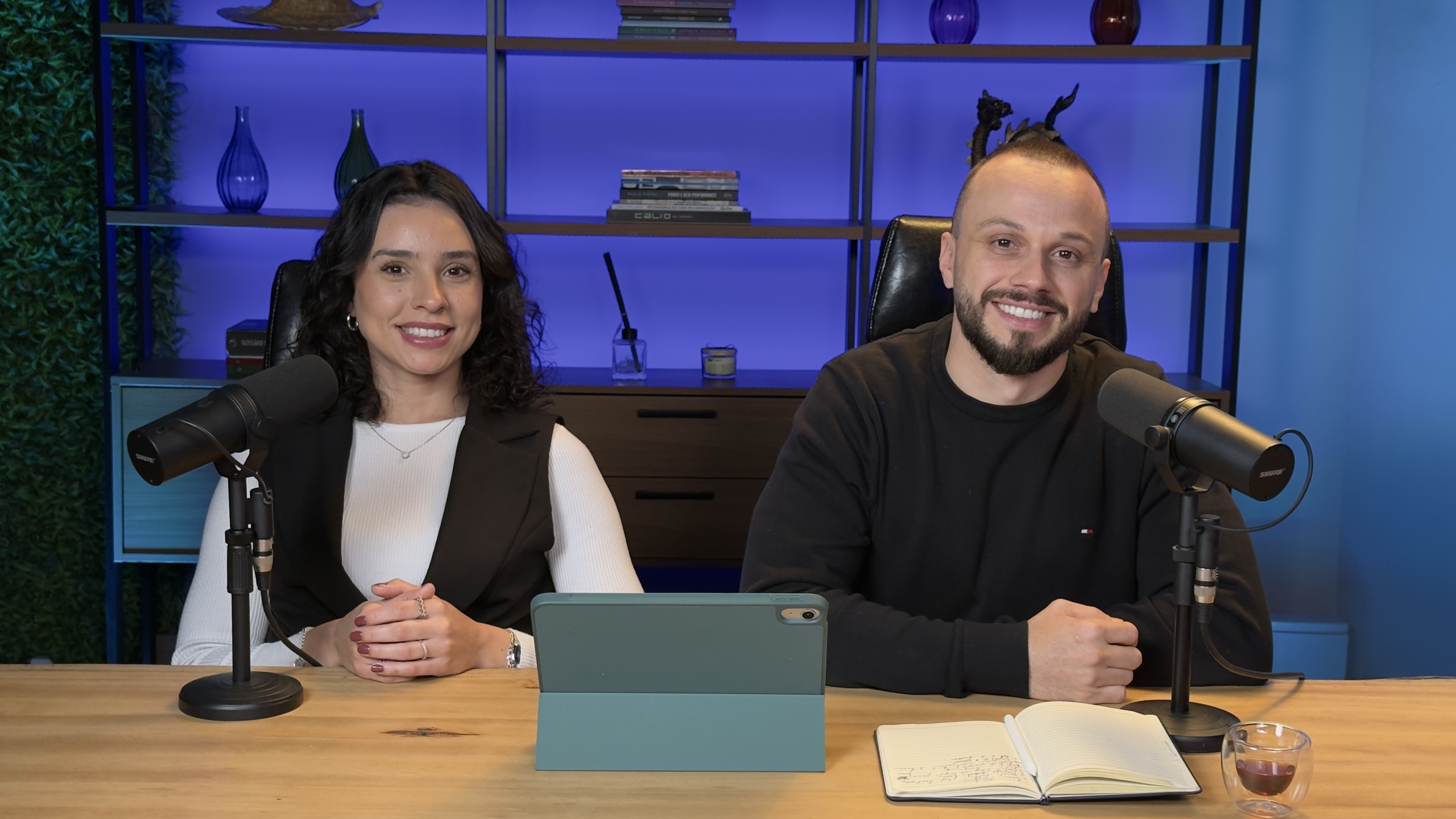 Luan e Carol em estúdio apresentando conteúdo sobre a Reforma Tributária